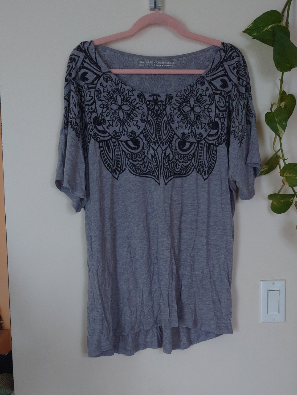Casual Gray Scoop Neck Top with Black Floral Print